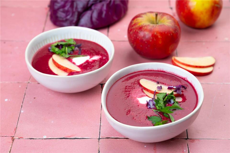 Rotkohl muss nicht immer klassisch geschmort werden: Auch als Suppe mit Apfel und Kokosmilch bringt er Abwechslung auf den Tisch.Ariane Bille/BVEO/dpa-tmn