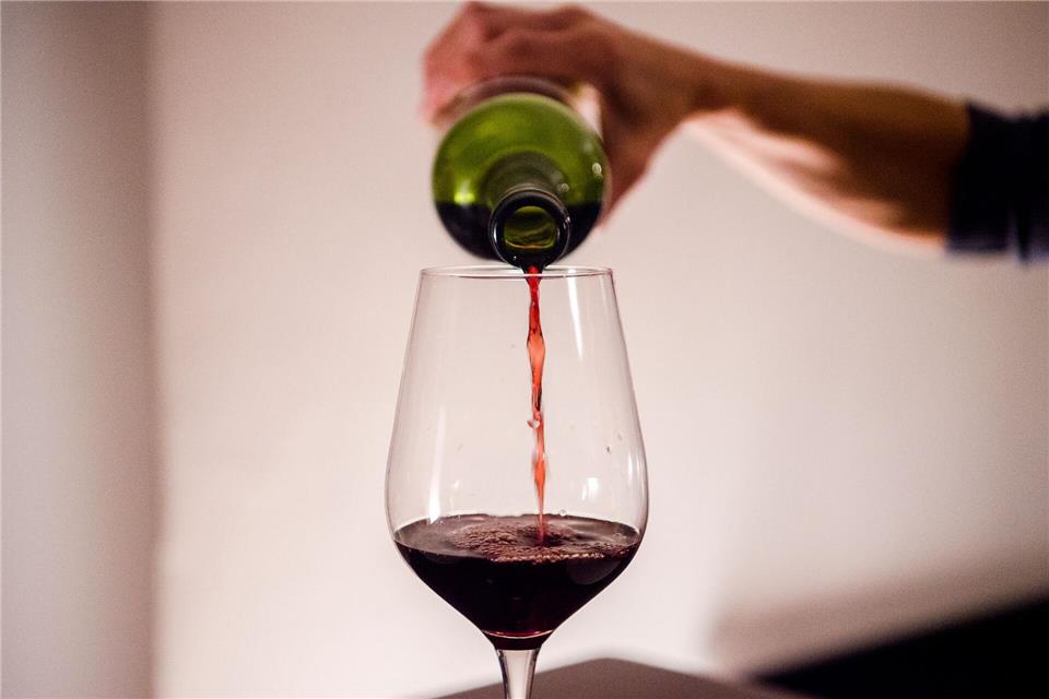 Rotwein aus deutscher Produktion ist weniger gefragt als Weißer. (Symbolbild)Finn Winkler/dpa