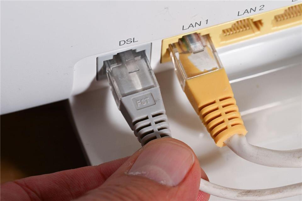 Router mit DSL-Kabel: DSL ist zwar eine alte, aber noch immer dominante Technologie am deutschen Internetmarkt.Bernd Weißbrod/dpa