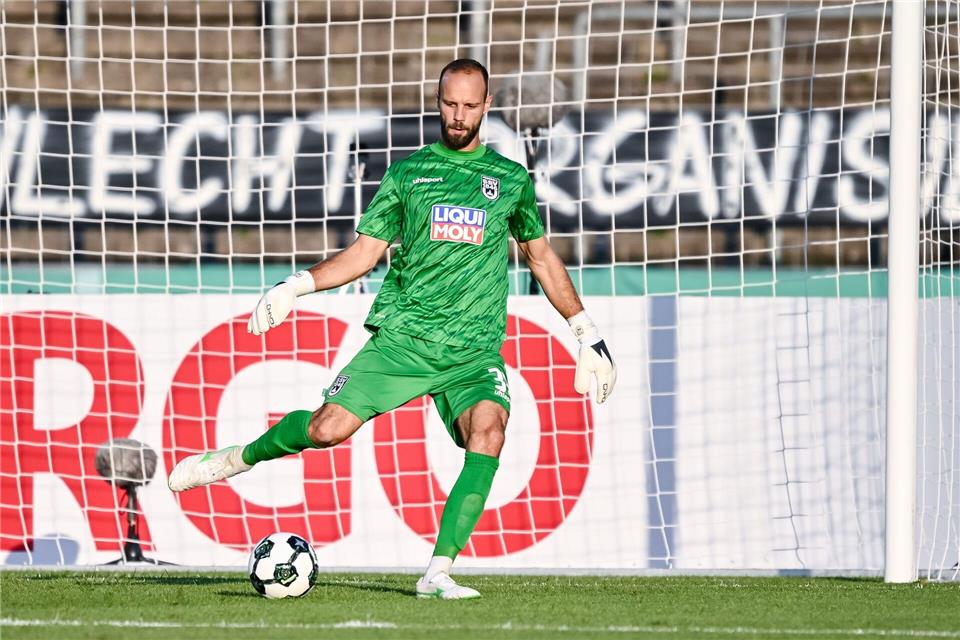 Routinier Ortag soll seine Erfahrung in Fürth an junge Keeper weitergeben. (Archivbild)Harry Langer/dpa