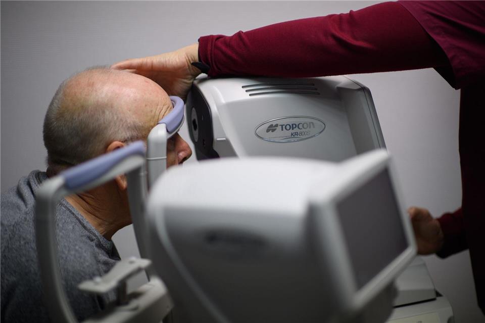 Routiniert beugt sich der 75-jährige Patient nach vorn, lehnt seine Stirn an die Vorrichtung und wartet, bis alles auf seine Augen eingestellt ist.Klaus-Dietmar Gabbert/dpa