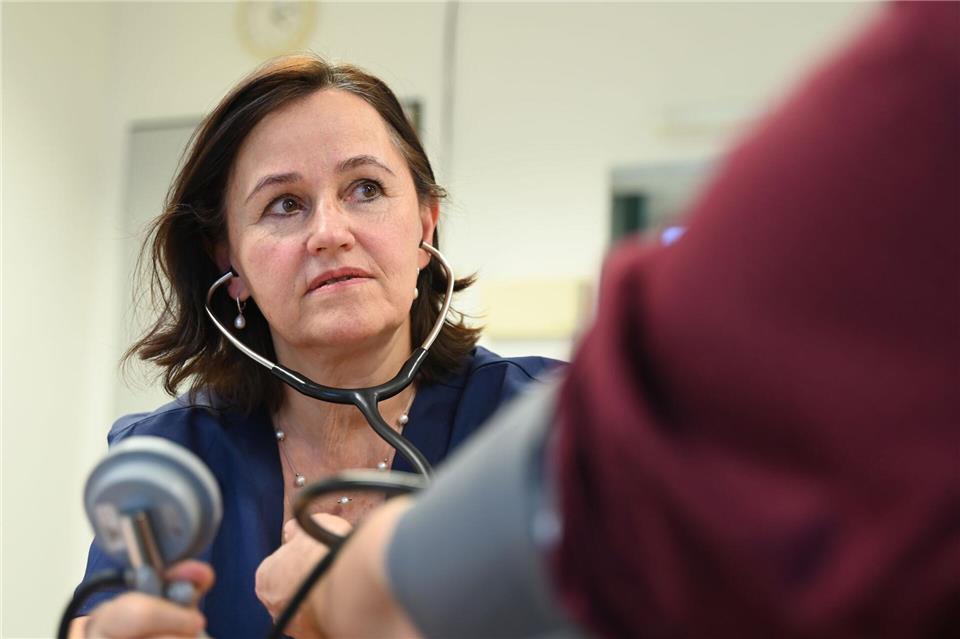 Routiniert misst Hausärztin Gabriele Rasch den Blutdruck ihres Patienten.David Hammersen/dpa