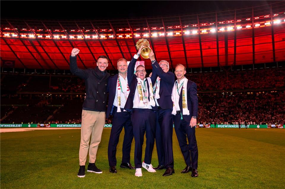 Rouven Kasper (r) im Kreis der VfB-Führungskräfte nach dem DFB-Pokalsieg in Berlin.Tom Weller/dpa