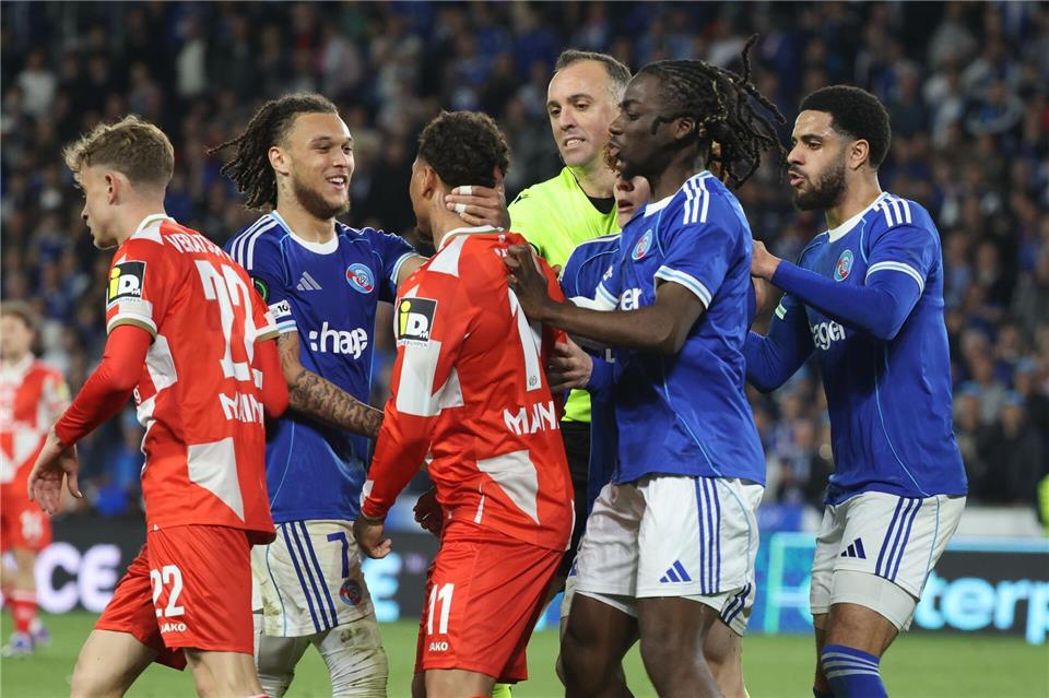 Rudelbildung nach dem Conference-League-Aus für Mainz in Straßburg. Philipp von Ditfurth/dpa