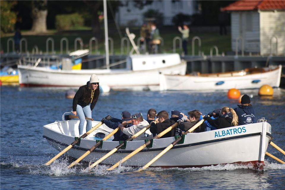 Rudern, was das Zeug hält: Am Alten Strom in Warnemünde legten sich zehn Teams mächtig in die Riemen. Danny Gohlke/dpa