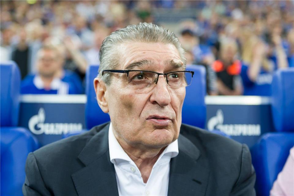 Rudi Assauer hatte seine Alzheimer-Erkrankung im Jahr 2012 öffentlich gemacht. Auch danach zeigte er sich weiter beim FC Schalke 04, hier 2017 bei einem Jubiläumsspiel 20 Jahre nach dem UEFA-Pokalsieg. (Archivbild)picture alliance / Guido Kirchner/dpa