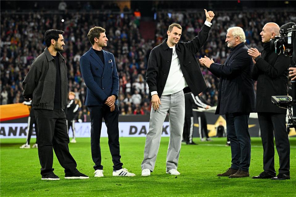 Rudi Völler (2. von rechts) kann die Diskussion um eine Rückkehr von Manuel Neuer (Mitte) verstehen.Tom Weller/dpa