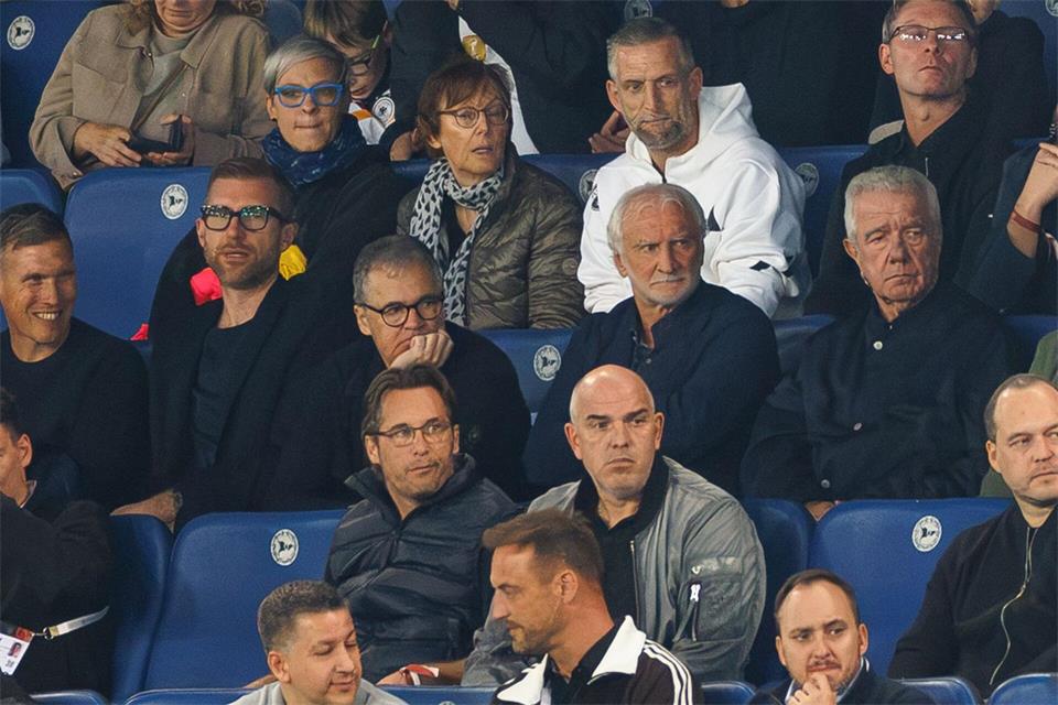 Rudi Völler (M) und weitere DFB-Führungsmitglieder schauen genau hin.Friso Gentsch/dpa