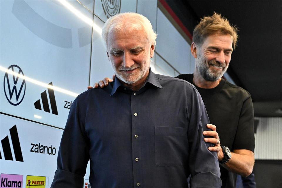 Rudi Völler (l) glaubt an einen Aufschwung unter dem neuen Bundestrainer Jürgen Klopp (r). (Archivbild)Florian Wiegand/dpa