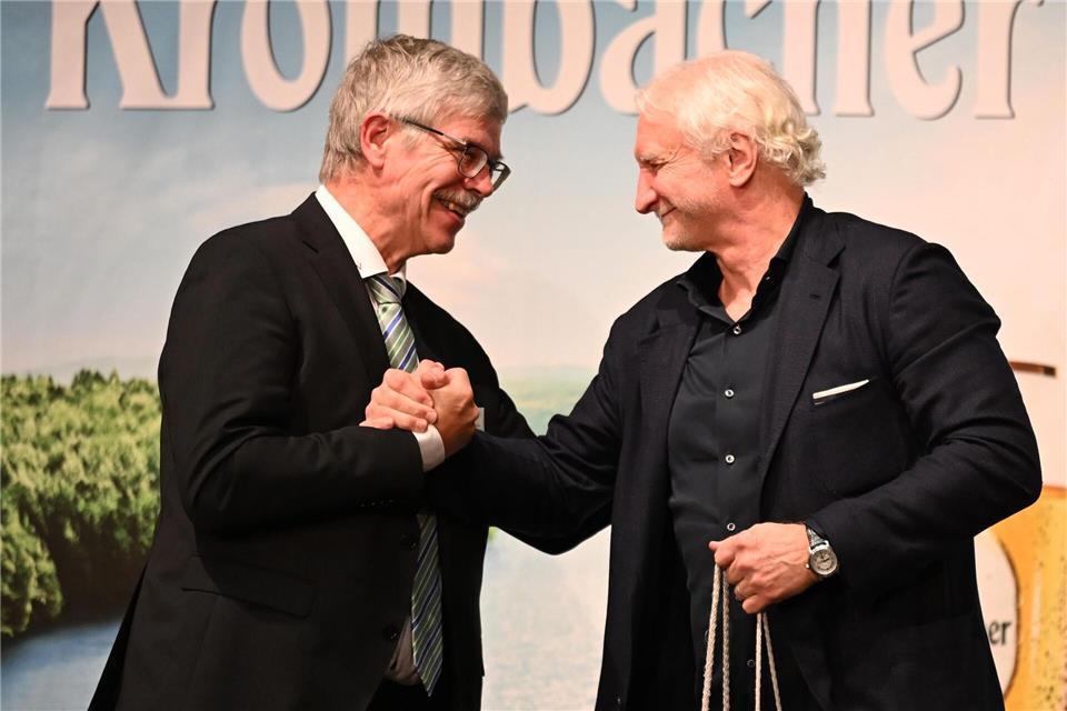 Rudi Völler (r) hat eine besondere Beziehung zu Niedersachsen. Das freut Ralph-Uwe Schaffert (l), Präsident des Niedersächsischen Fußballverbandes.Shireen Broszies/dpa