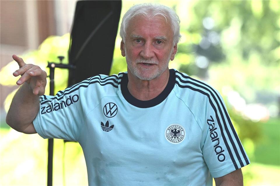 Rudi Völler reagiert betroffen auf den WM-Ausfall Schlotterbecks. Federico Gambarini/dpa