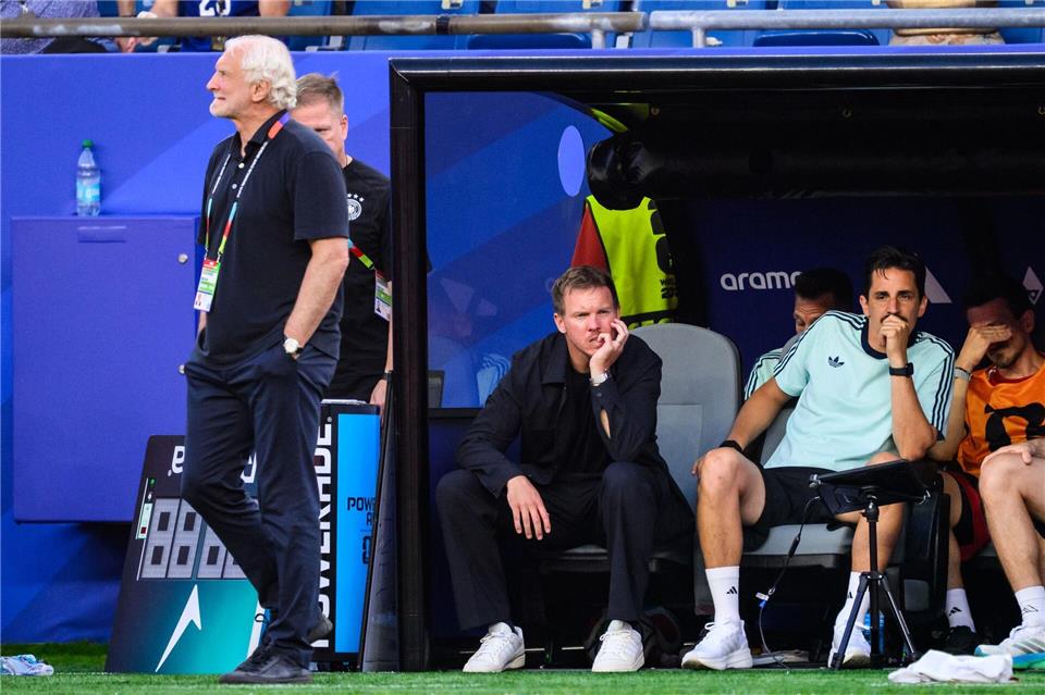 Rudi Völler und Julian Nagelsmann sind fassungslos nach dem WM-Aus.Tom Weller/dpa