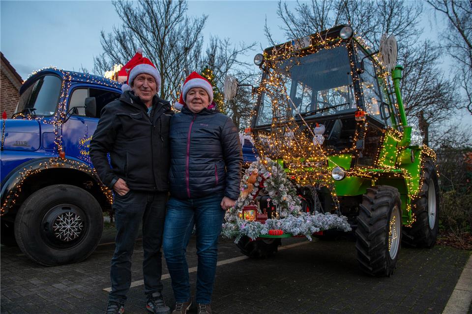 Rudi und Ingrid Wellermann haben an fünf Wochenenden ihren Traktor für die Lichterfahrten vorbereitet.
