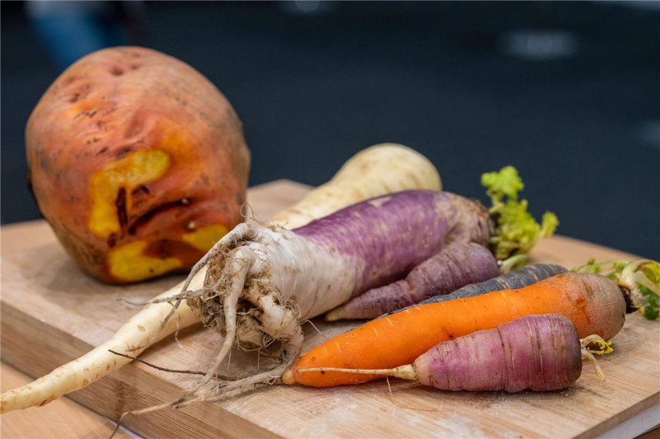 Rüben wie Mairübe, Steckrübe, Rote Bete, Pastinake und Möhre bieten eine große Sortenvielfalt: Sie unterscheiden sich in Geschmack, Farbe und Verwendungsmöglichkeiten.Zacharie Scheurer/dpa-tmn