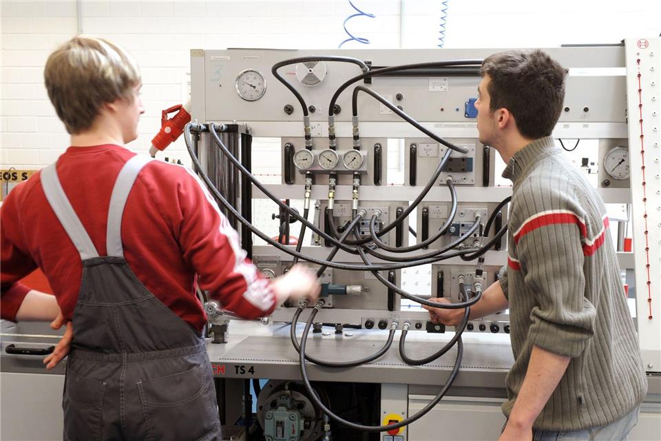 Rückgang bei den gemeldeten Ausbildungsstellen in Sachsen. (Archivbild)Waltraud Grubitzsch/dpa