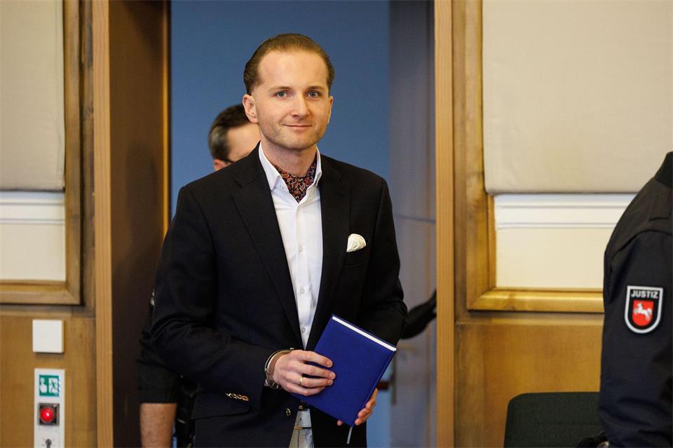 Rückkehr nach Deutschland ungewiss: Hendrik Holt, hier 2023 vor Gericht in Deutschland, wurde in Dubai festgenommen. (Archivbild)Friso Gentsch/dpa