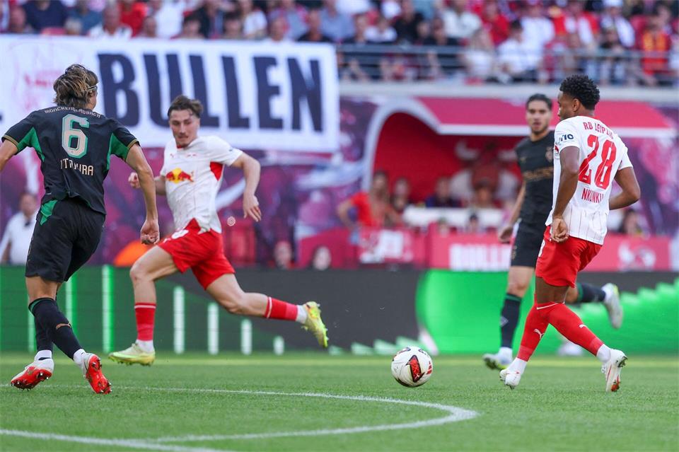 Rückkehrer Christopher Nkunku (r) legt für Rocco Reitz auf, der gegen seinen Ex-Club trifft. Jan Woitas/dpa
