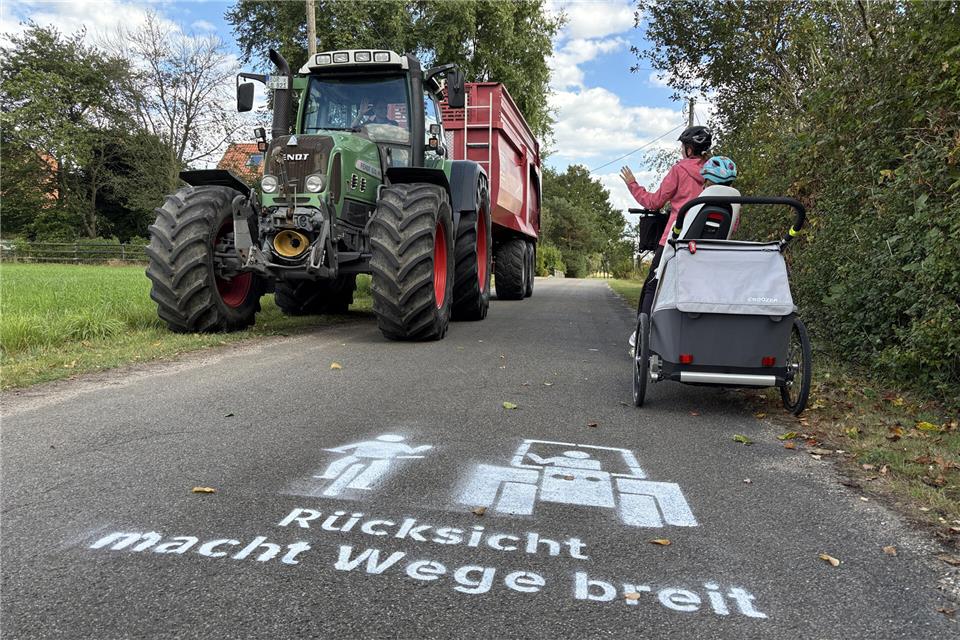 Rücksicht auf Wirtschaftswegen zählt: Dann kommen Radfahrer und Traktorgespanne auch in der jetzigen Erntezeit auf diesen Strecken gut und sicher aneinander vorbei.