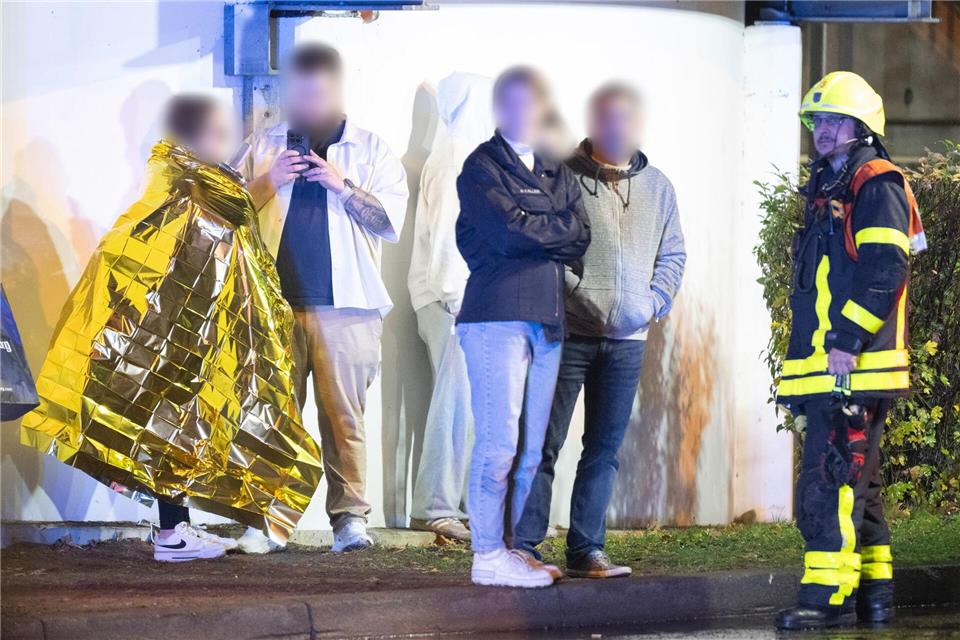 Rückstände eines Feuerwerkskörpers wurden gefunden, mehrere Menschen wurden leicht verletzt.Boris Roessler/dpa