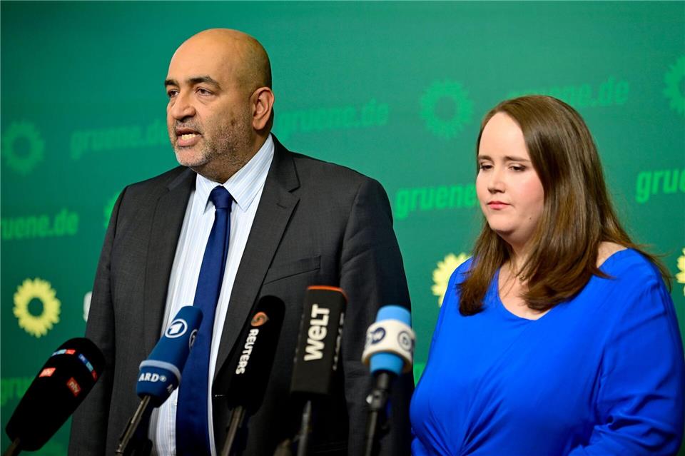 Rücktrittsankündigung bei der Grünen-Spitze: die Grünen-Parteivorsitzenden Omid Nouripour Ricarda Lang äußern sich dazu bei einer Pressekonferenz in Berlin.Fabian Sommer/dpa