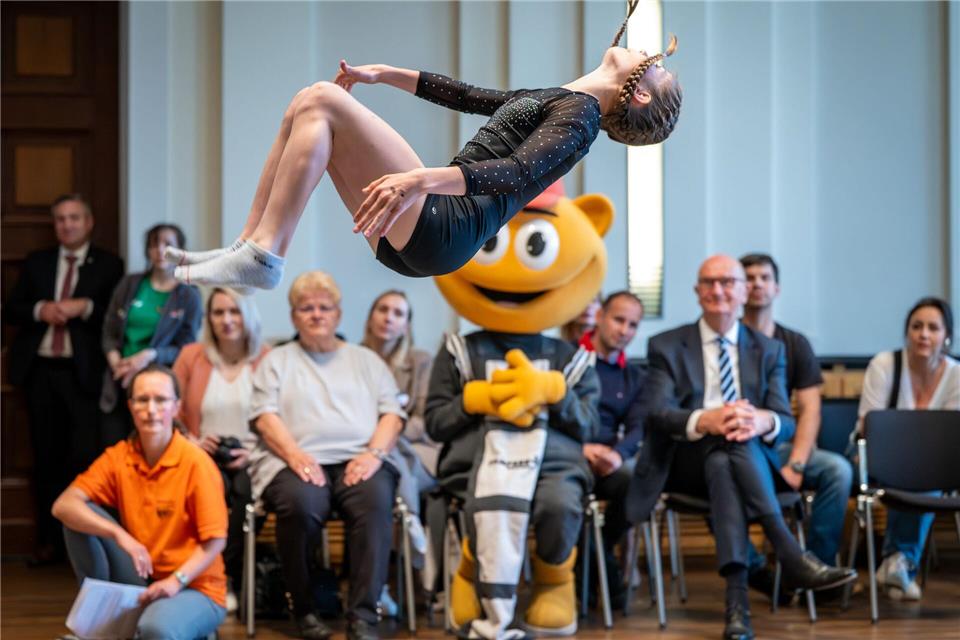 Rückwärtssalto in der Staatskanzlei: Beim Kindertagsfest ging es um viele Talente und Kindheitsträume. Soeren Stache/dpa