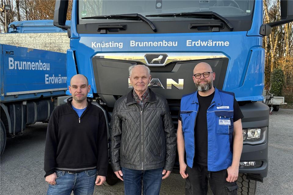 Rüdiger Knüsting, Vater Edmund Knüsting und Benedikt Knüsting (v. l.) vor dem jüngsten Lastwagen des Familienbetriebs.