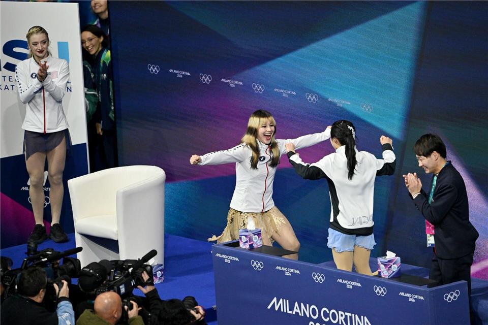 Rührender Moment: Olympiasiegerin Alysa Liu (l) und Bronzemedaillengewinnerin Ami Nakai (r) aus Japan freuten sich für- und miteinander.Peter Kneffel/dpa