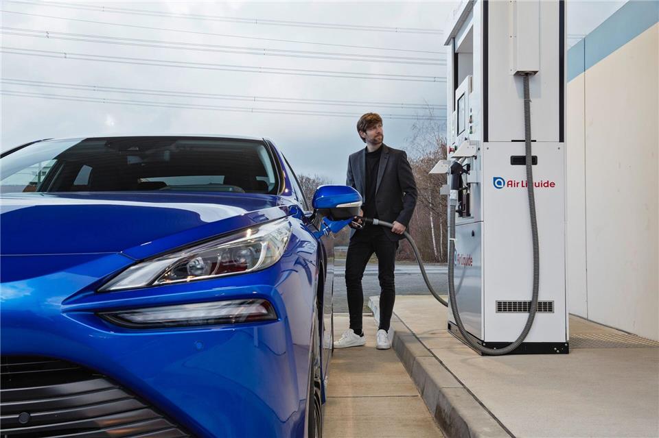 Rüssel rein, kurz tanken und - elektrisch - weiterfahren: Kurze Tankstopps wie beim herkömmlichen Verbrenner sind ein Vorteil der Wasserstoffautos.Toyota/dpa-tmn