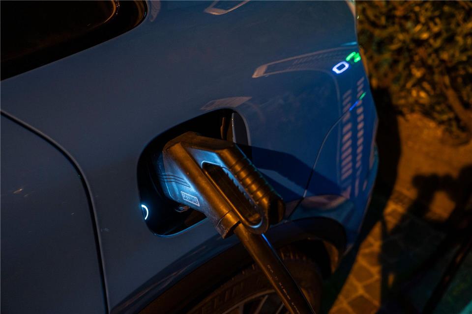 Rüssel rein... oder eben den Stecker: Von der Haptik her ähneln sich das Tanken und das Laden.Manuel Hollenbach/Porsche/dpa-tmn