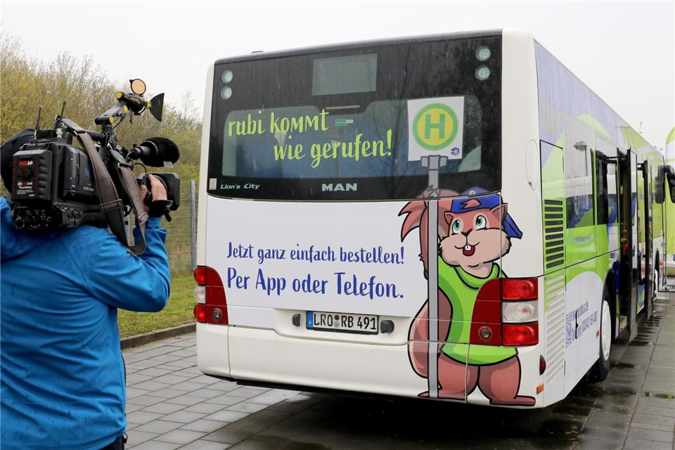 Rufbus „Rubi“ startete im Frühjahr 2024 im Landkreis Rostock und hat im Jahr darauf seine Fahrgastzahl auf 64.000 mehr als verdoppelt. (Archivbild)Bernd Wüstneck/dpa-Zentralbild/dpa