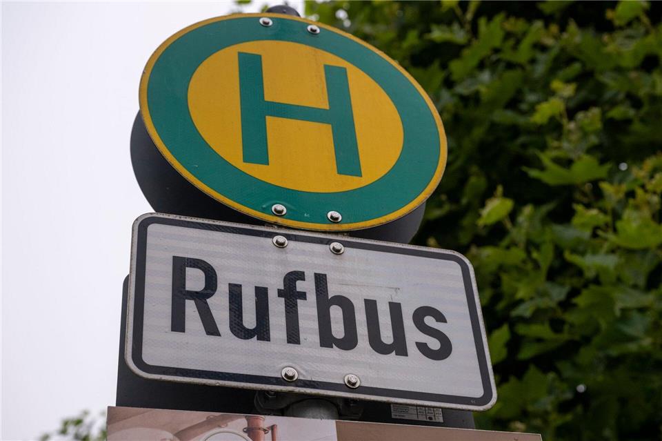 Rufbusse bedeuten für kleine Dörfer den Anschluss an den ÖPNV. (Archivbild)Peter Kneffel/dpa