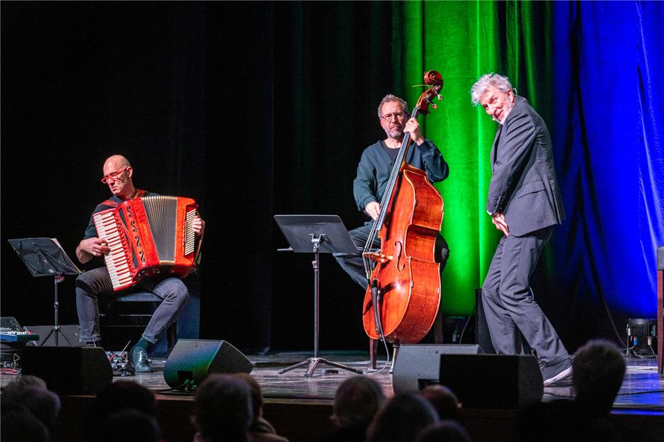 Rufus Beck (r.) beim Stück Sommernachtstraum in der Stadthalle Borken.