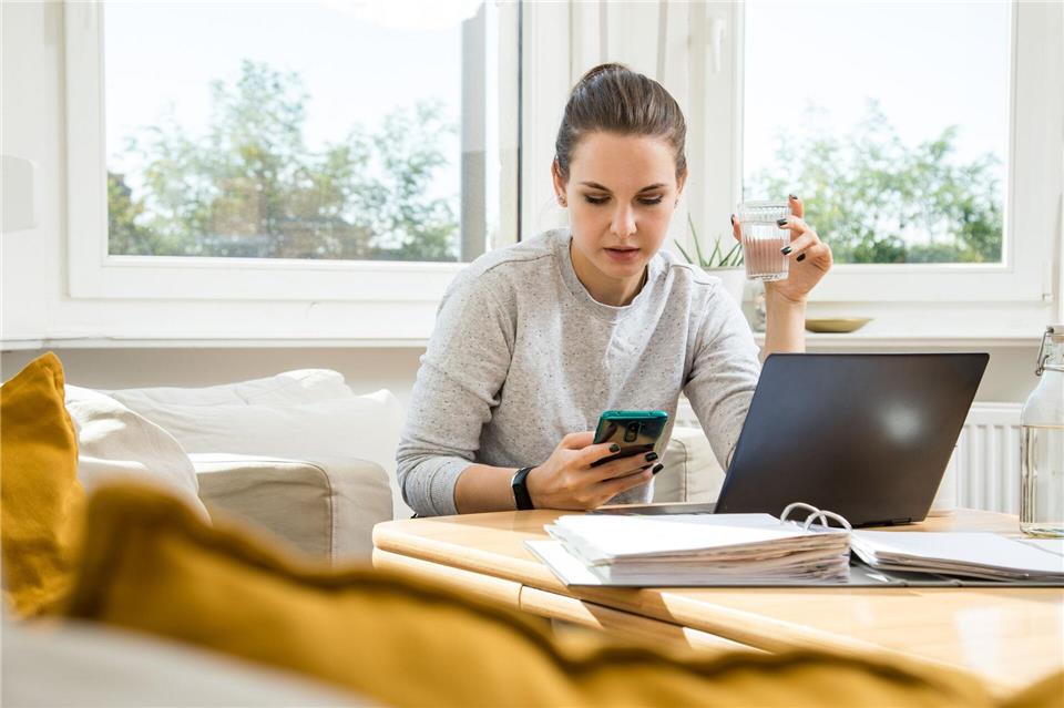 Ruhe bewahren in Krisenzeiten: Gerade in unsicheren Zeiten sollte man Angebote und Forderungen sorgfältig prüfen und keine vorschnellen Entscheidungen treffen.Christin Klose/dpa-tmn