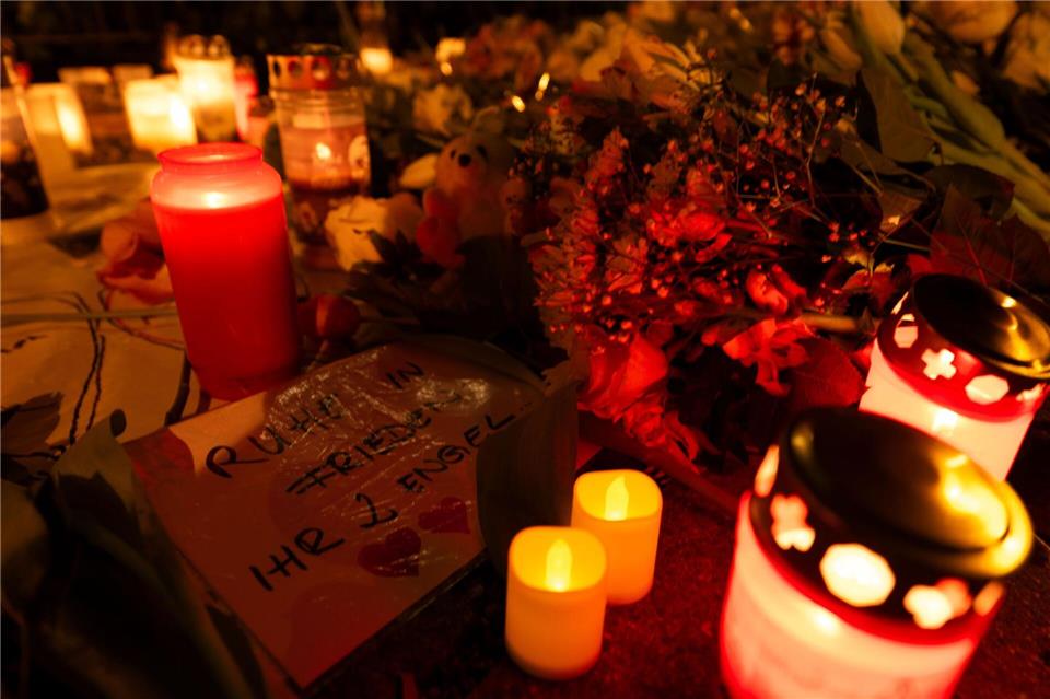 „Ruhe in Frieden, ihr 2 Engel“ hatte jemand im Gedenken an die Opfer geschrieben. (Archivbild)Pia Bayer/dpa