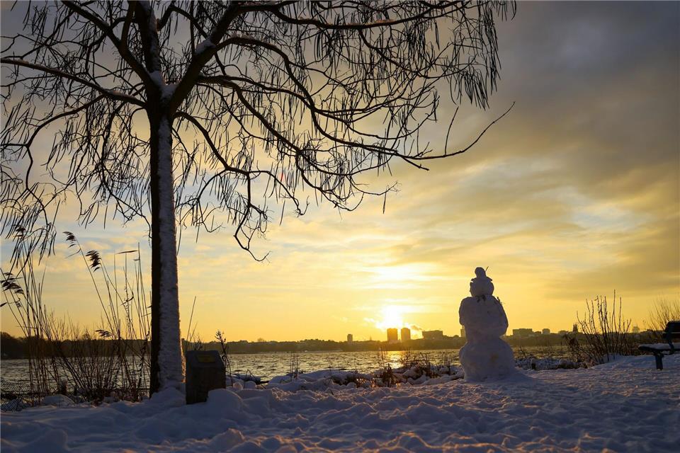 Ruhe vor dem Sturm: Im Norden und Osten bringt ein Sturmtief mitunter viel Neuschnee und die Gefahr von SchneeverwehungenChristian Charisius/dpa