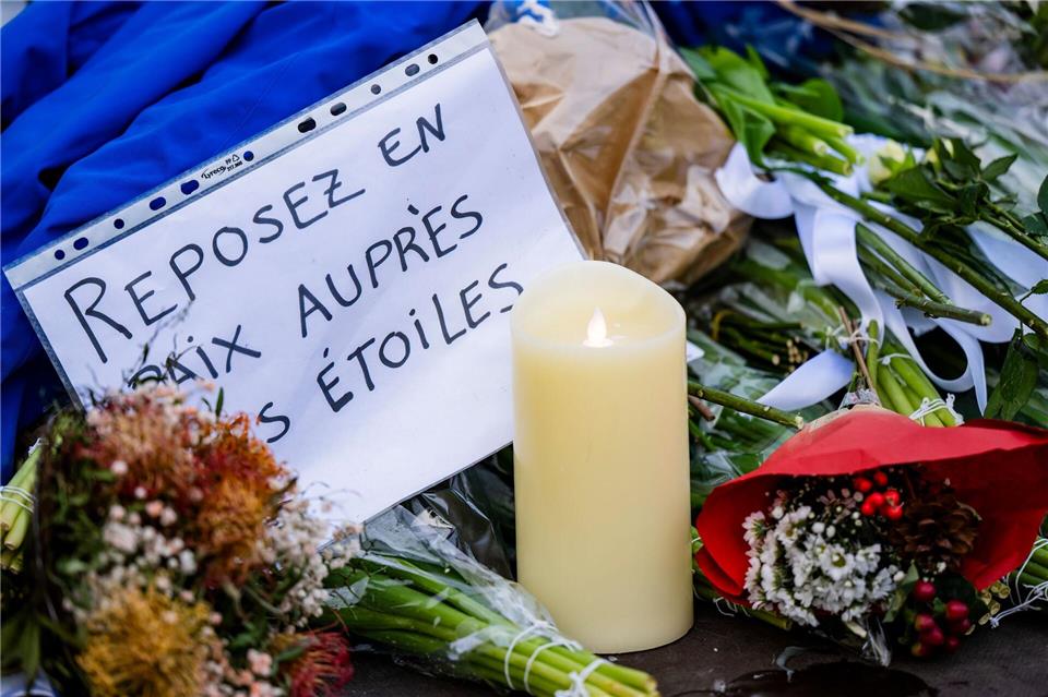 „Ruhet in Frieden bei den Sternen“, steht auf einer Botschaft am Brandort.Jean-Christophe Bott/KEYSTONE/dpa