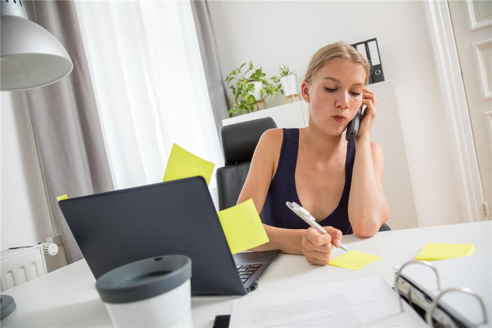Ruhig bleiben: Das ist die wichtigste Regel, wenn es am Telefon rund geht.Christin Klose/dpa-tmn