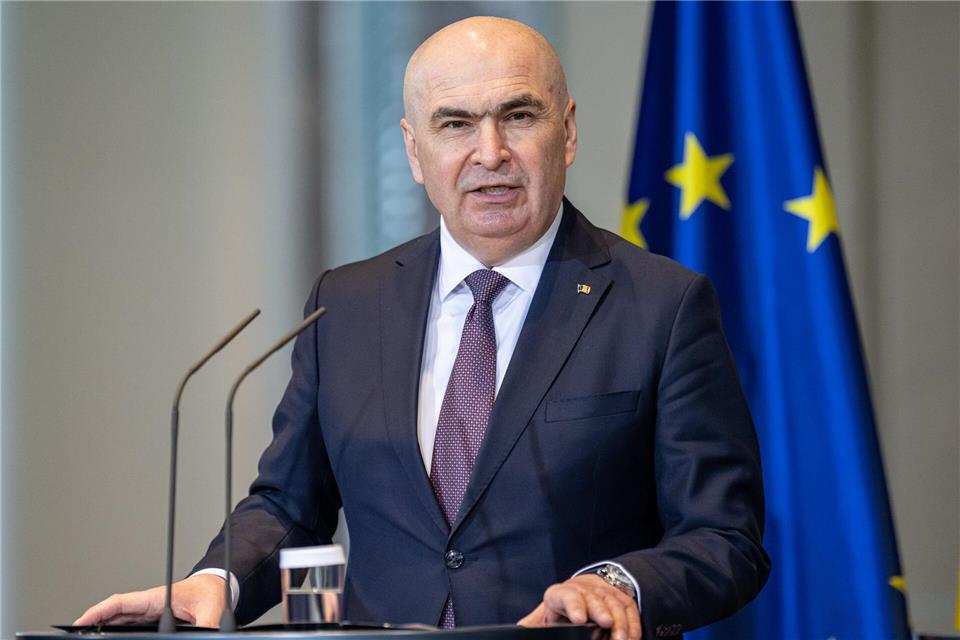 Rumäniens bürgerlich-liberaler Ministerpräsident Ilie Bolojan ist von der sozialdemokratischen und rechtsextremen Opposition wegen seiner Reformpolitik durch ein Misstrauensvorum im Parlament abgesetzt worden.Fabian Sommer/dpa