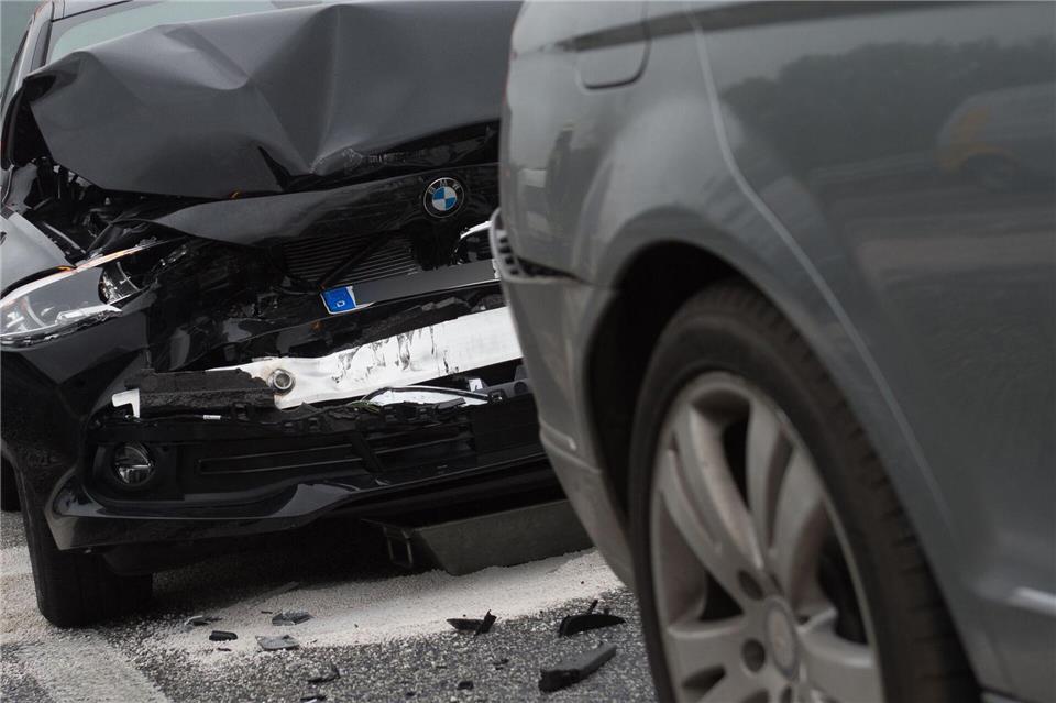 „Rumms“ - ein Unfall ist im Stadtverkehr schnell passiert - der Streit über Haftung kann dagegen länger dauern und oft auch vor Gerichten landen.picture alliance/dpa/dpa-tmn