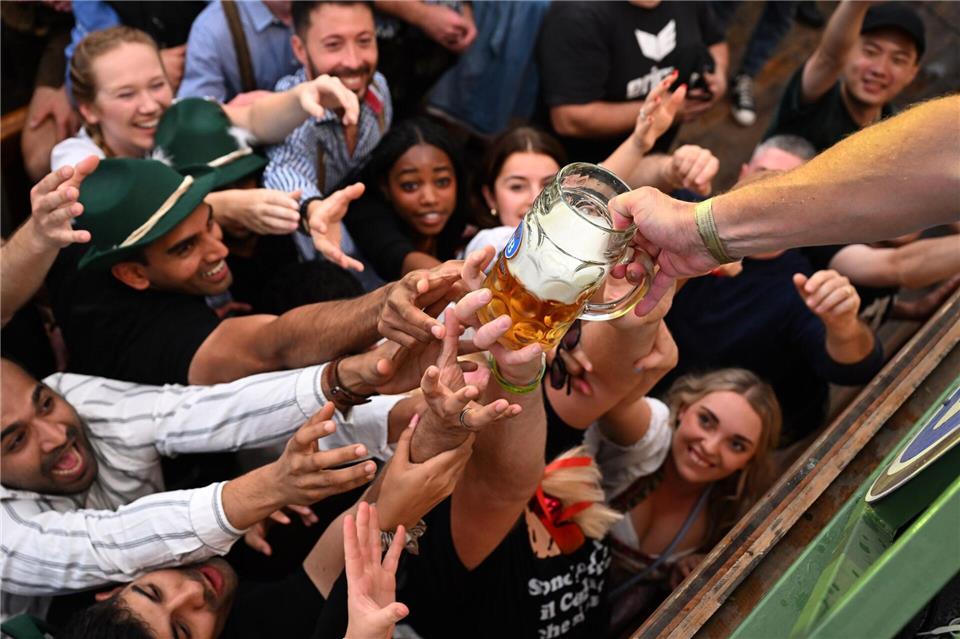 Run auf die Bierkrüge.Felix Hörhager/dpa