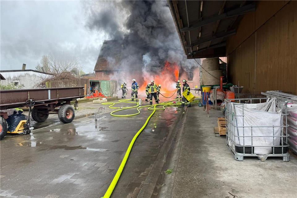 Rund 100 Ferkel sterben bei einem Stallbrand.-/Freiwillige Feuerwehr Werne/dpa