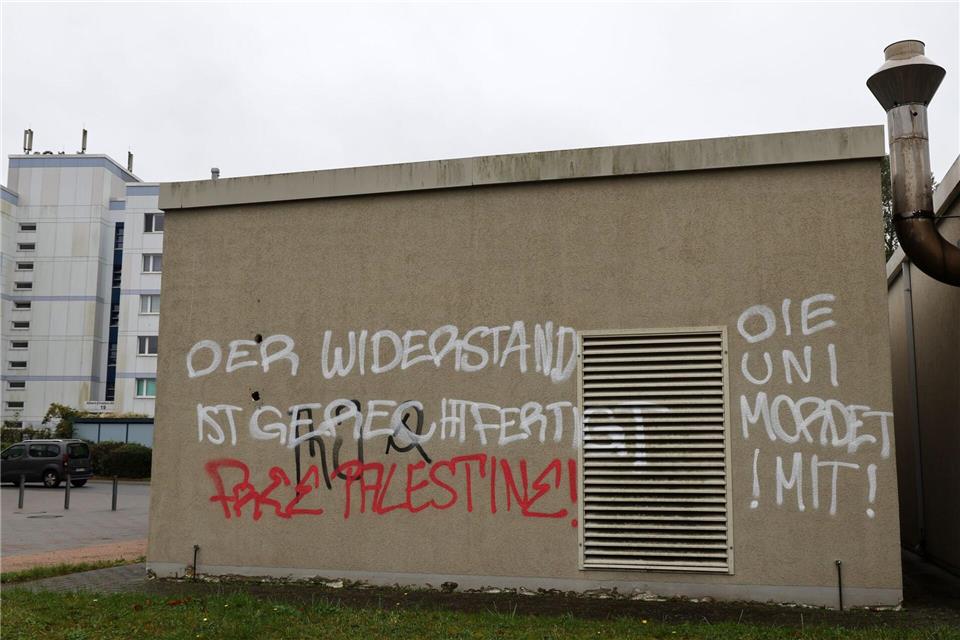 100 Gaza-Graffitis an Rostocker Uni-Gebäude Rund 100 Graffities stellten die Beamten im Bereich des Südcampus der Uni Rostock fest. Bernd Wüstneck/dpa
