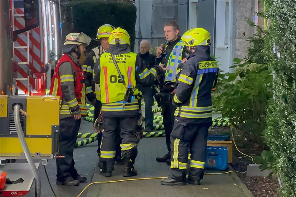 Rund 100 Menschen haben nach einem Feuer in einem Mehrparteienhaus in Eschborn ihre Wohnungen verlassen müssen. Siegmar Nolte/dpa