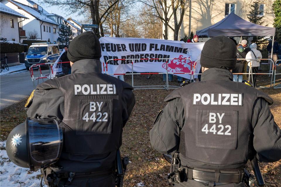 Rund 100 Menschen hatten zu Beginn des Prozesses gegen Hanna S. ihre Unterstützung ausgedrückt. (Archivbild). Peter Kneffel/dpa