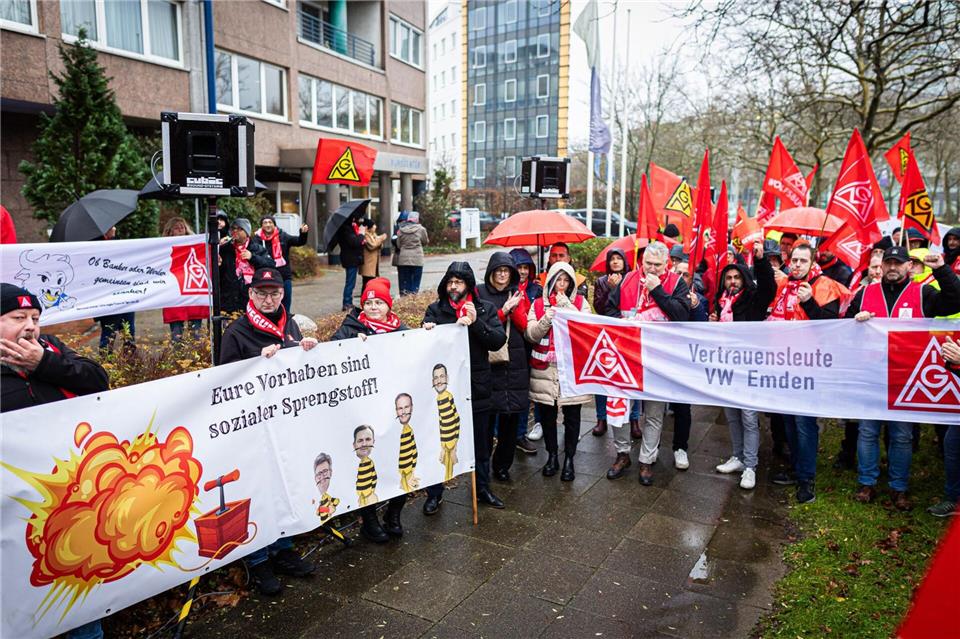 Rund 100 Mitarbeiter protestierten in Hannover vor dem Verhandlungshotel gegen die Sparpläne des Konzerns.Moritz Frankenberg/dpa