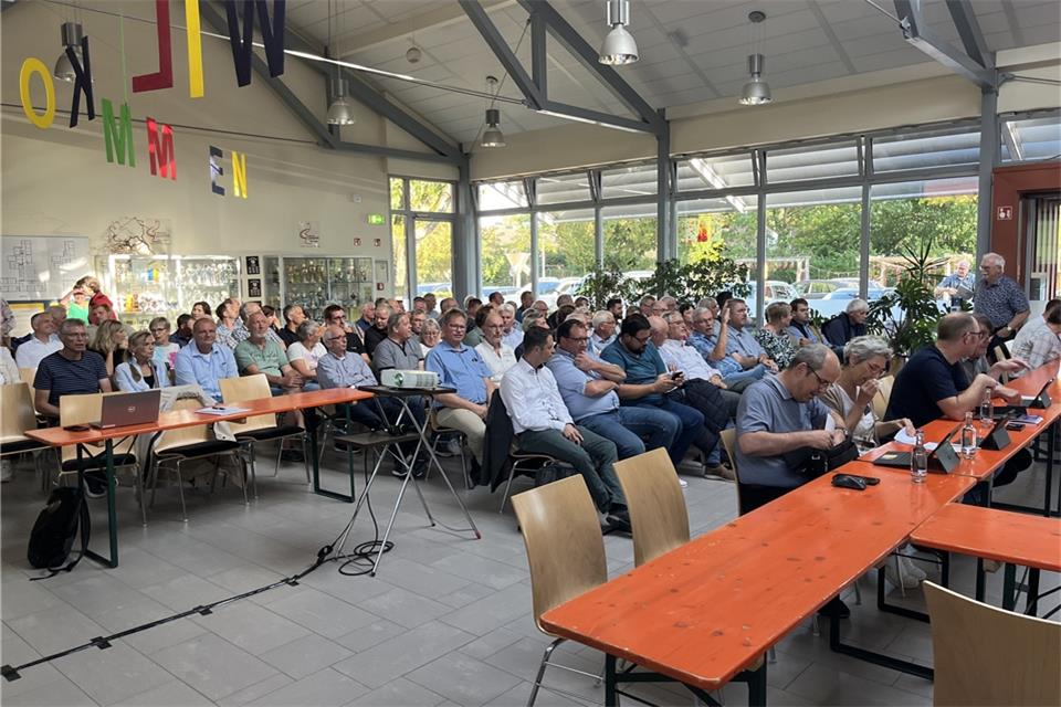Rund 100 Zuhörer haben die Sondersitzung des Rates im Forum der Sebastianschule verfolgt.