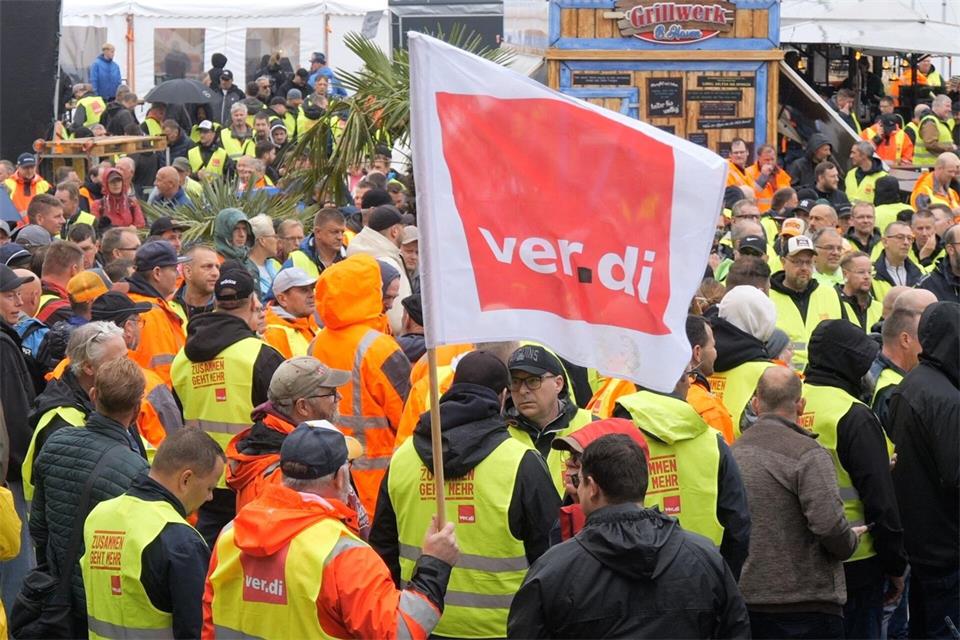 Rund 1.000 Beschäftigte gingen auf die Straße.Jörn Hüneke/dpa
