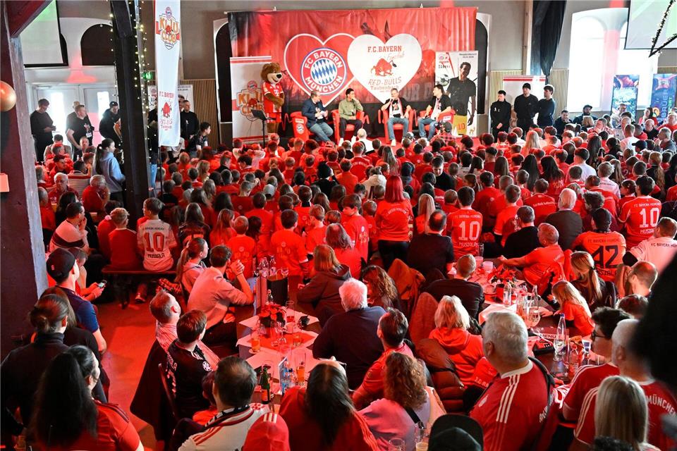 Rund 1000 Fans wollen Jamal Musiala live sehen.Uwe Lein/dpa