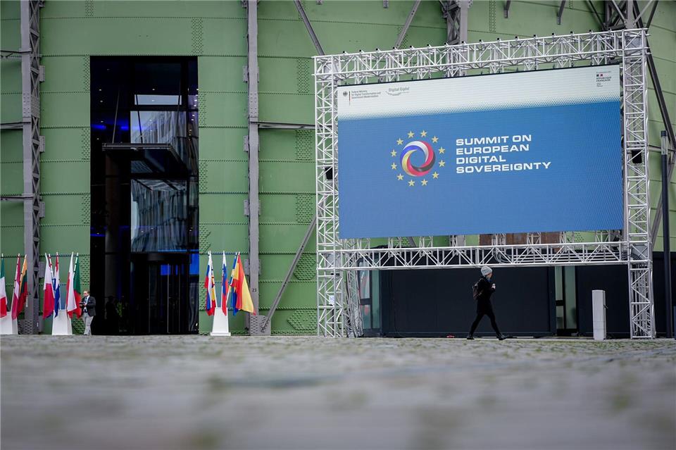 Rund 1.000 Gäste aus Frankreich, Deutschland und anderen EU-Ländern trafen sich auf dem EUREF-Forschungscampus in Berlin und diskutierten über digitale Souveränität. Kay Nietfeld/dpa