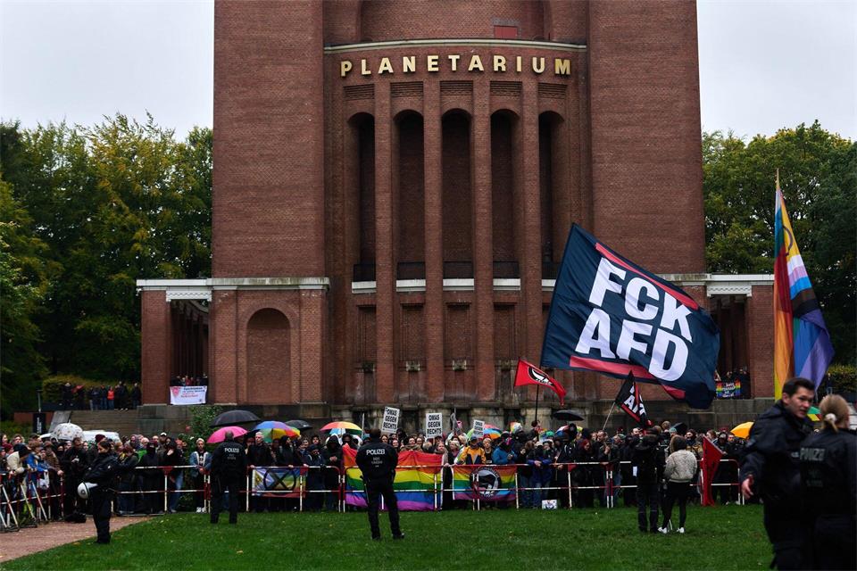 Rund 1.000 Menschen haben in Hamburg gegen Rechtsextremismus demonstriert. Marcus Golejewski/dpa